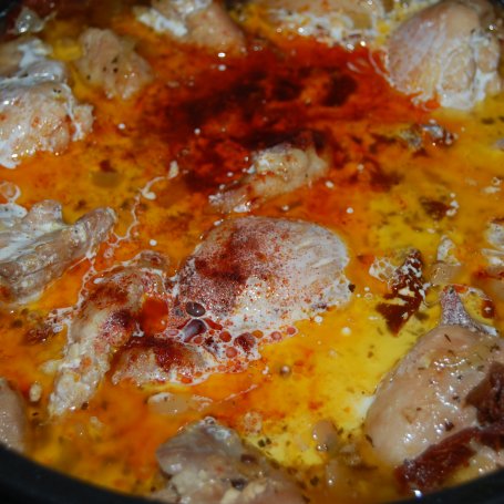 Krok 7 - Podudzia z kurczaka w sosie z dodatkiem suszonych pomidorów foto