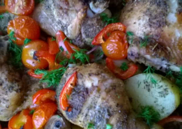 Fotografia przedstawiająca Podudzia z kurczaka zapiekane z ziemniakami i warzywami