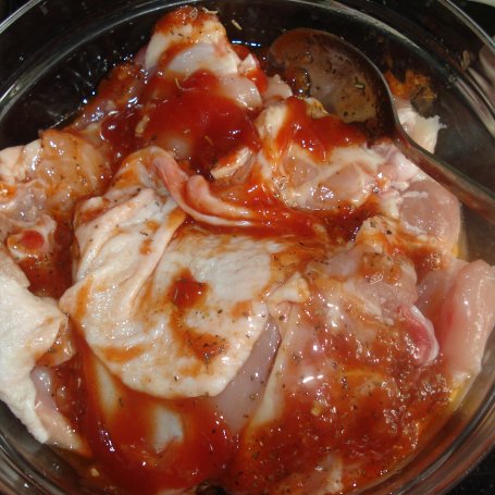 Krok 3 - Podudzia z kurczakaw marynacie z ketchupem i cebulą foto