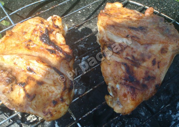 Fotografia przedstawiająca Podudzie kurczaka grillowane
