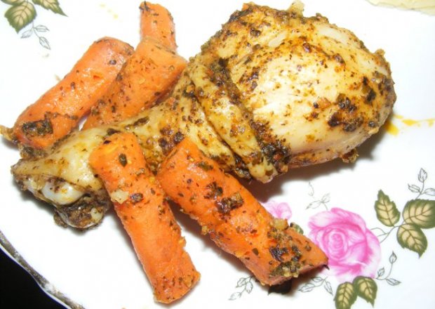 Fotografia przedstawiająca Podudzie  kurczaka z marchewką na parze
