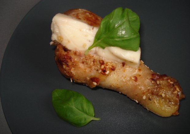 Fotografia przedstawiająca Podudzie z kurczaka w marynacie z sezamem - Gorgonzolą wzbogacone :)