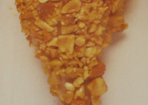 Fotografia przedstawiająca Podudzie z kurczaka w panierce z orzeszków arachidowych