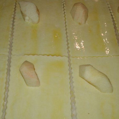Krok 3 - Poduszeczki francuskie z jabłkiem i marmoladą foto
