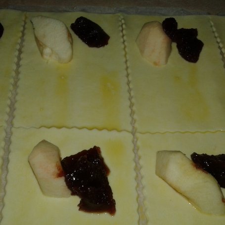 Krok 4 - Poduszeczki francuskie z jabłkiem i marmoladą foto