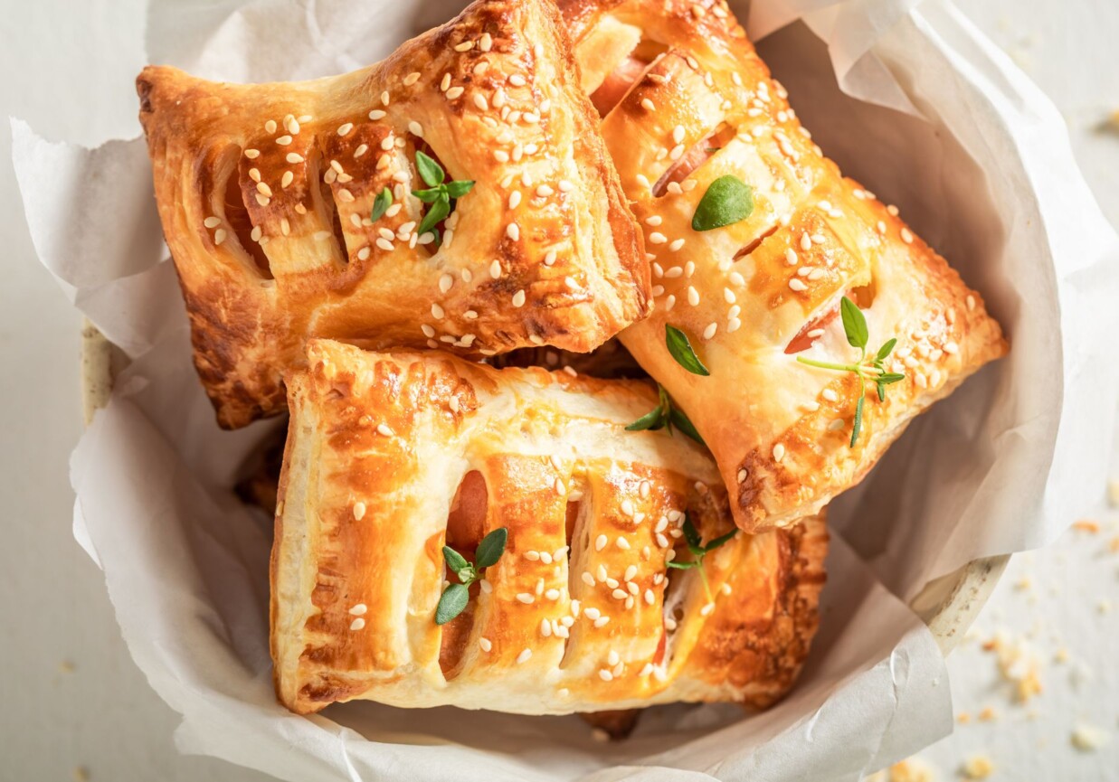 Poduszki z ciasta francuskiego na kolację foto