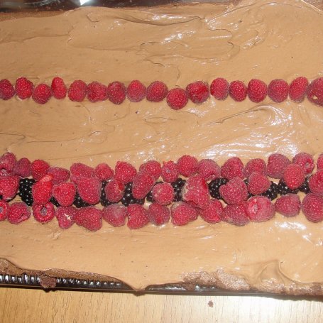 Krok 3 - Podwójnie czekoladowa rolada z malinami foto
