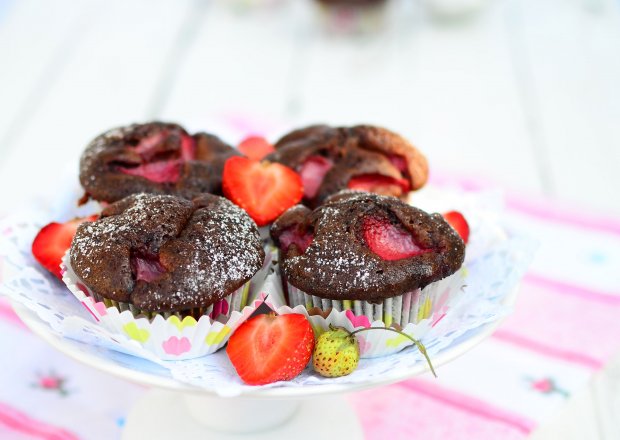 Fotografia przedstawiająca Podwójnie czekoladowe muffinki z truskawkami