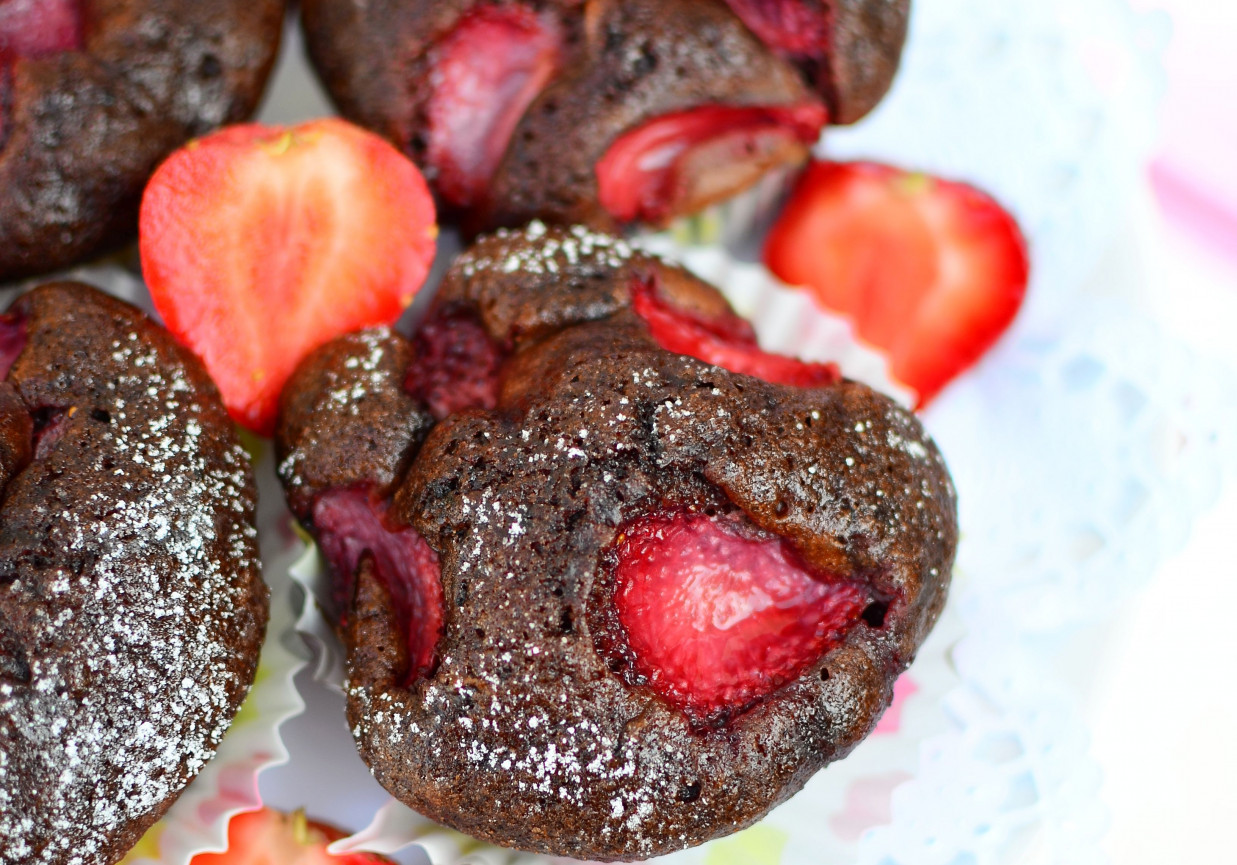 Podwójnie czekoladowe muffinki z truskawkami foto