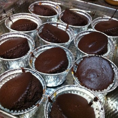 Krok 4 - Podwójnie czekoladowe nadziewane muffiny foto