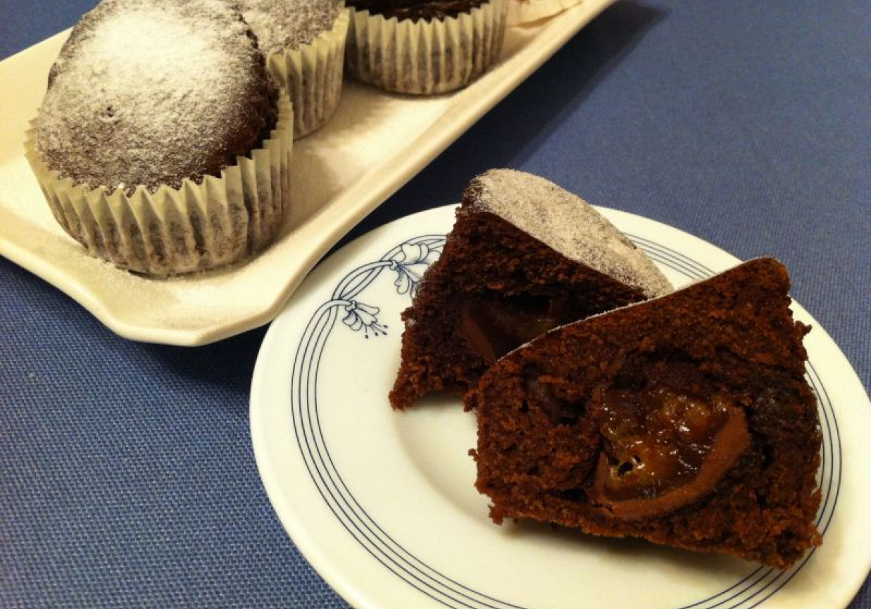Podwójnie czekoladowe nadziewane muffiny foto