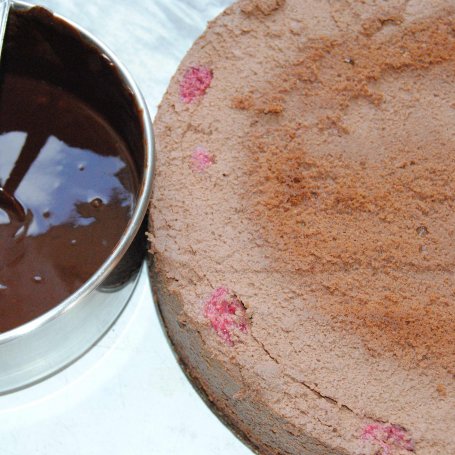 Krok 4 - Podwójnie  czekoladowy sernik z malinami foto