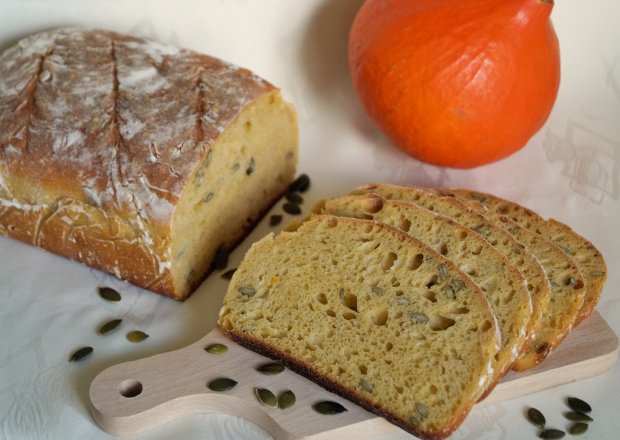 Fotografia przedstawiająca Podwójnie dyniowy chleb na zakwasie
