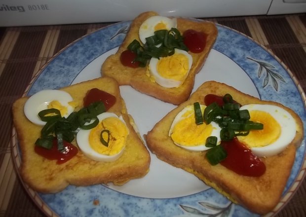 Fotografia przedstawiająca Podwójnie jajeczne tosty