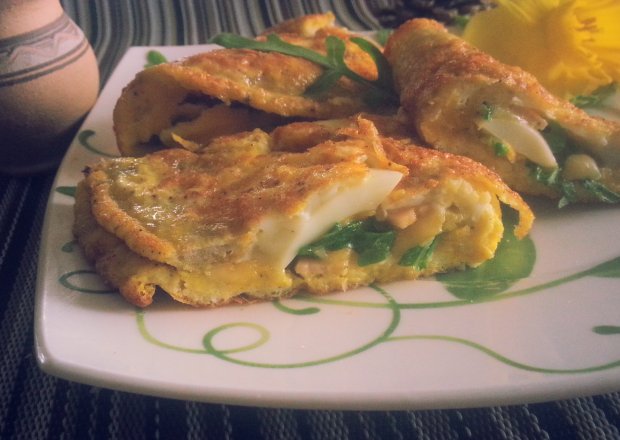 Fotografia przedstawiająca Podwójnie jajeczny omlet z rukolą