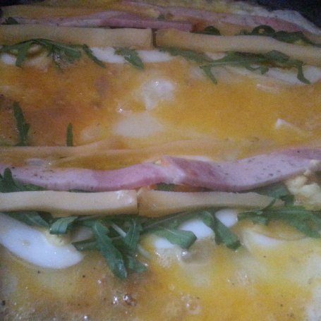 Krok 2 - Podwójnie jajeczzny omlet z rukolą foto