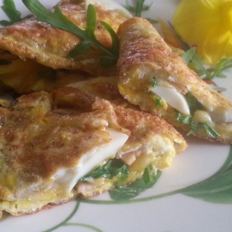 Krok 3 - Podwójnie jajeczzny omlet z rukolą foto