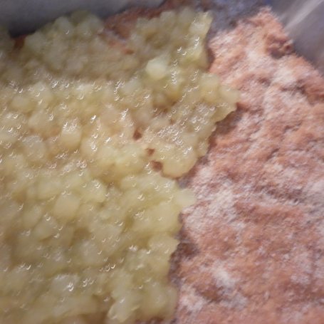 Krok 7 - Podwójnie migdałowe kruche ciasto z prażonymi jabłkami i leśnymi jagodami. foto