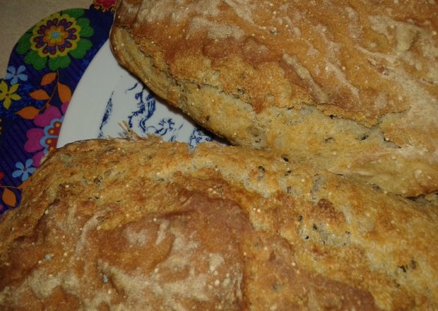 Fotografia przedstawiająca Podwójnie sezamowy chlebek z mąką pełnoziarnistą na rozwodnionej maślance.