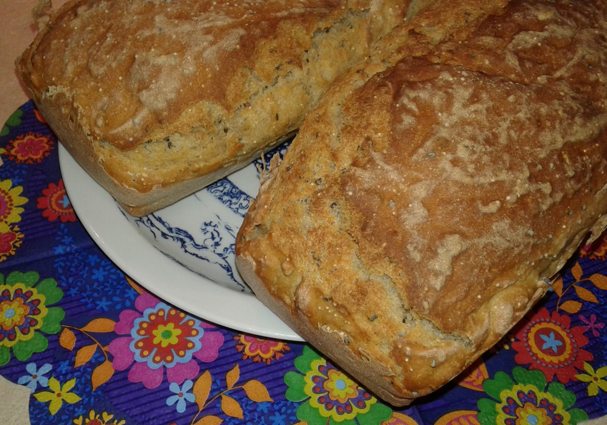Podwójnie sezamowy chlebek z mąką pełnoziarnistą na rozwodnionej maślance. foto