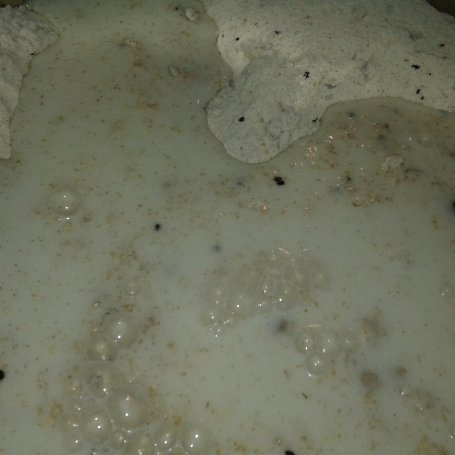 Krok 7 - Podwójnie sezamowy chlebek z mąką pełnoziarnistą na rozwodnionej maślance. foto