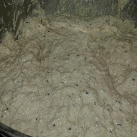 Krok 8 - Podwójnie sezamowy chlebek z mąką pełnoziarnistą na rozwodnionej maślance. foto