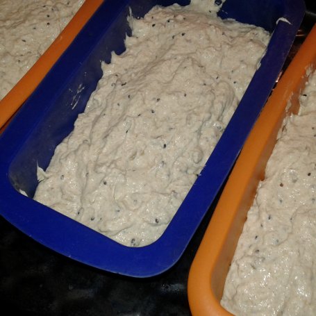 Krok 9 - Podwójnie sezamowy chlebek z mąką pełnoziarnistą na rozwodnionej maślance. foto