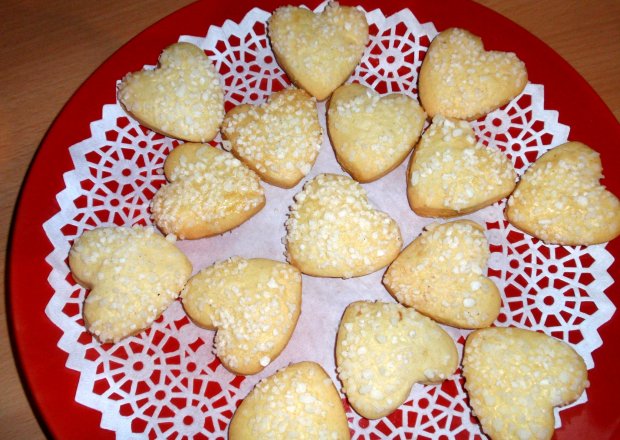 Fotografia przedstawiająca Podwójnie słodkie ciasteczka serduszka z cukrem perlistym