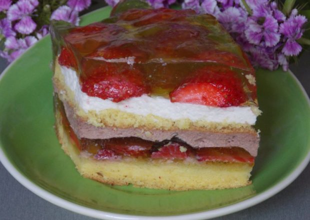 Fotografia przedstawiająca Podwójnie truskawkowe ciasto z galaretką