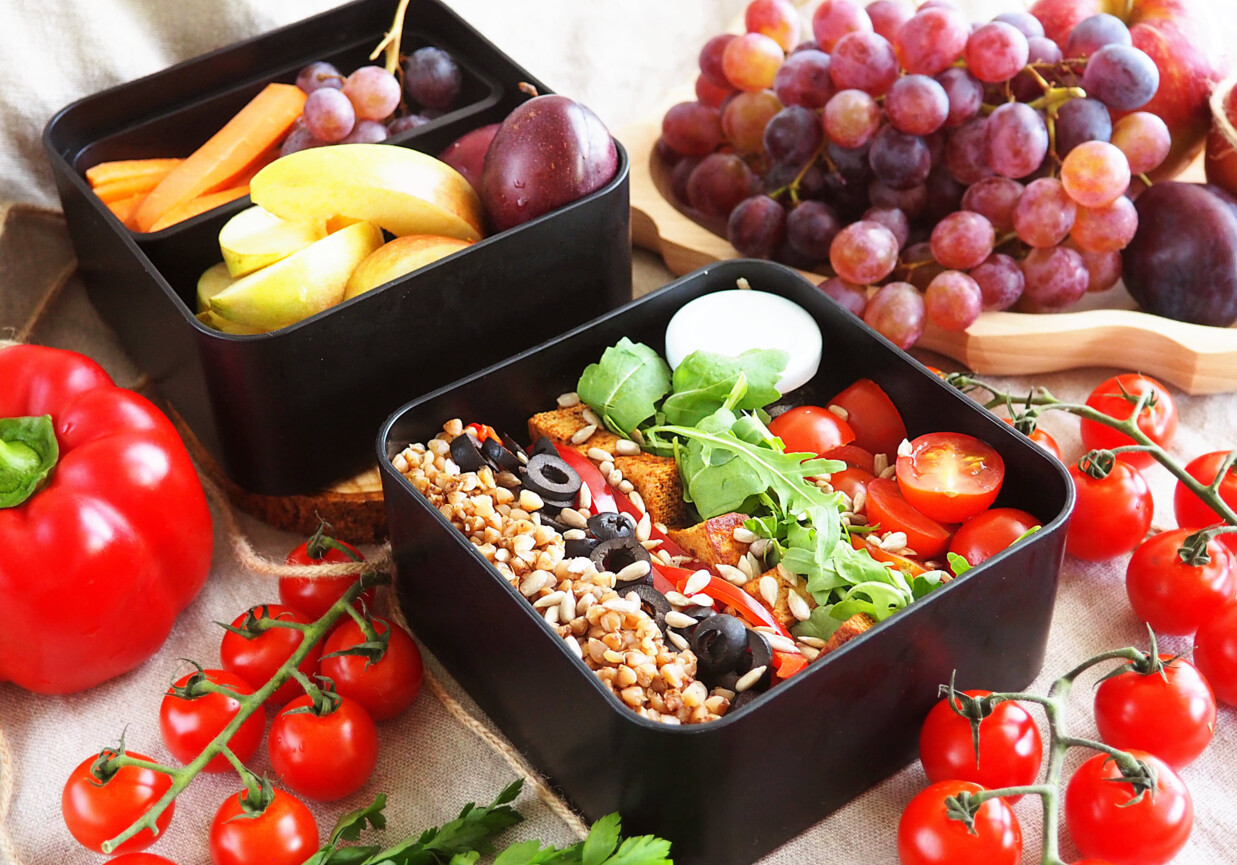 Podwójny lunchbox wegetariański z kaszą i tofu foto