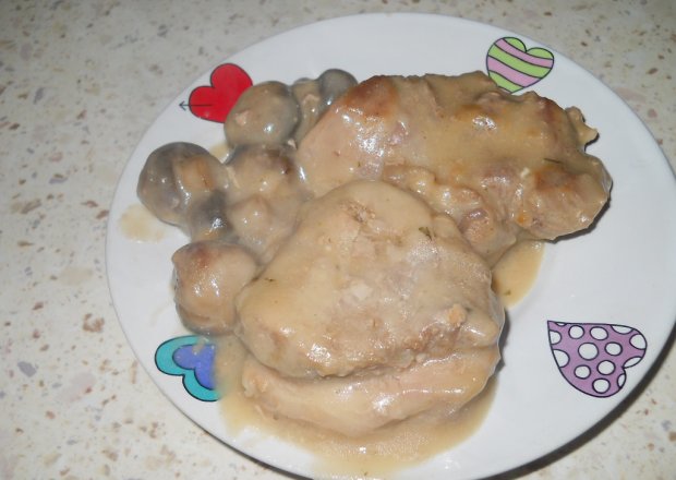 Fotografia przedstawiająca Polędwica w sosie śmietanowym z pieczarkami