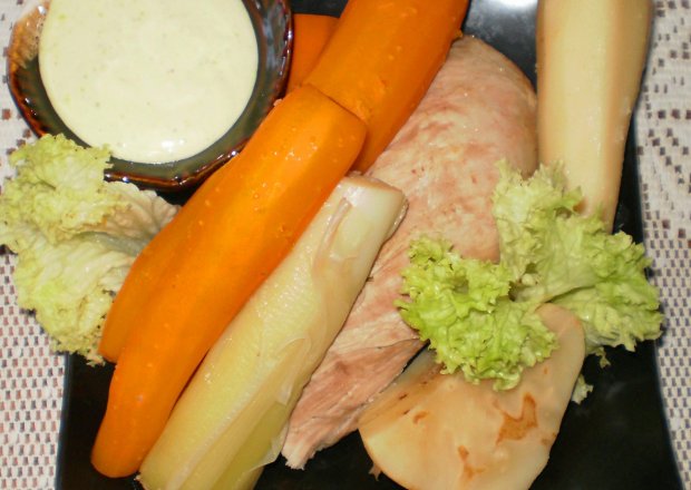Fotografia przedstawiająca Polędwica wieprzowa gotowana z warzywami i sosem z chrzanu Wasabi :