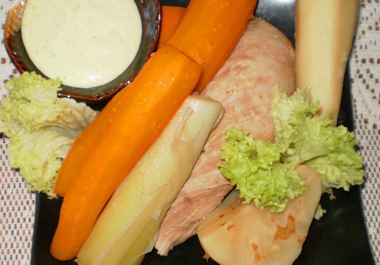 Polędwica wieprzowa gotowana z warzywami i sosem z chrzanu Wasabi : foto