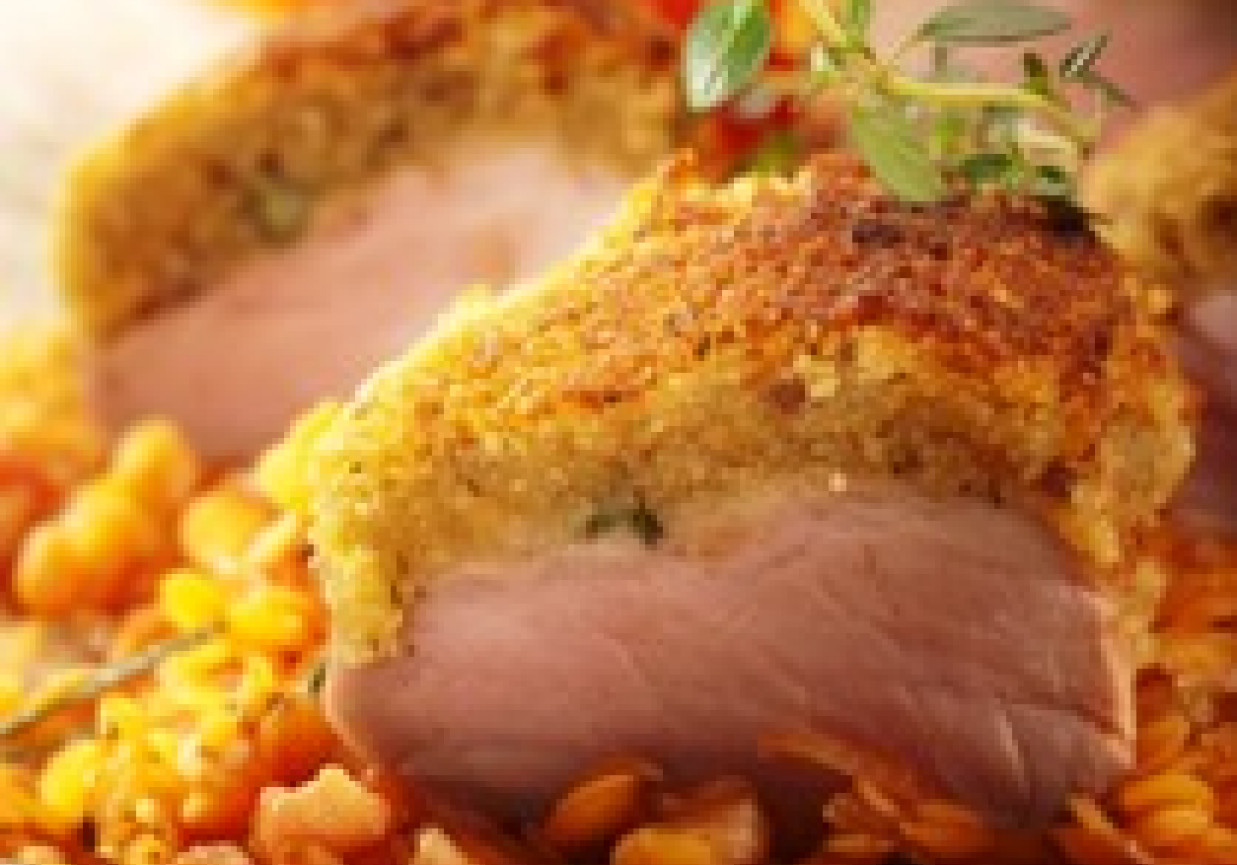 Polędwica wieprzowa w pikantnej kruszonce z aromatyczna soczewicą foto