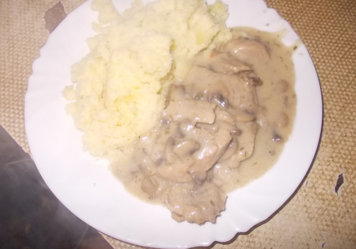 Polędwica wieprzowa z pieczarkami duszona w sosie śmietanowym foto