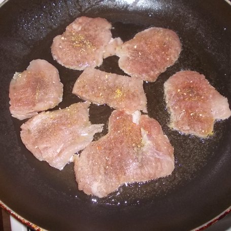 Krok 3 - Polędwica wieprzowa z pieczarkami duszona w sosie śmietanowym foto