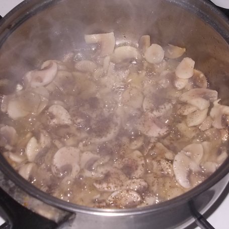 Krok 4 - Polędwica wieprzowa z pieczarkami duszona w sosie śmietanowym foto