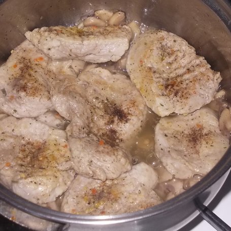 Krok 5 - Polędwica wieprzowa z pieczarkami duszona w sosie śmietanowym foto