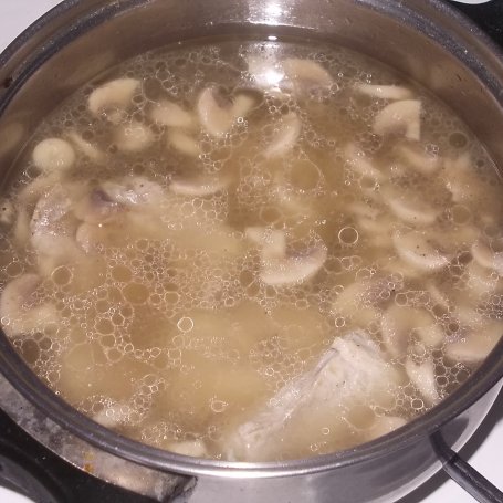 Krok 6 - Polędwica wieprzowa z pieczarkami duszona w sosie śmietanowym foto