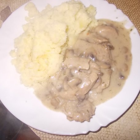 Krok 8 - Polędwica wieprzowa z pieczarkami duszona w sosie śmietanowym foto