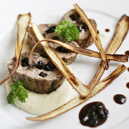 Krok 3 - Polędwica wieprzowa z puree z selera i chipsami z pietruszki foto