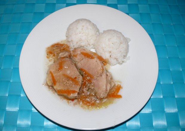 Fotografia przedstawiająca Polędwica wieprzowa z ryżem i  lekkim sosikiem