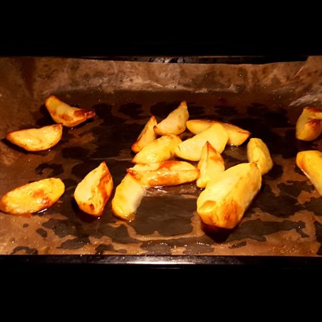 Krok 3 - Polędwica wołowa filet mignon (medium rare) chipsy z jarmużu, marchew maślana i zapiekane ziemniaki foto