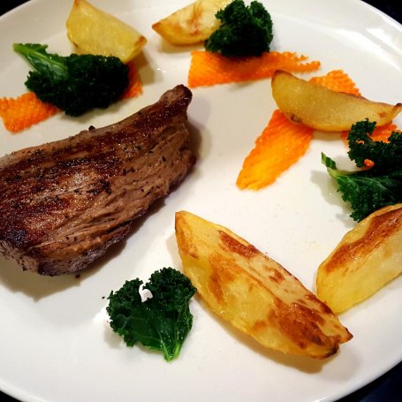 Krok 6 - Polędwica wołowa filet mignon (medium rare) chipsy z jarmużu, marchew maślana i zapiekane ziemniaki foto