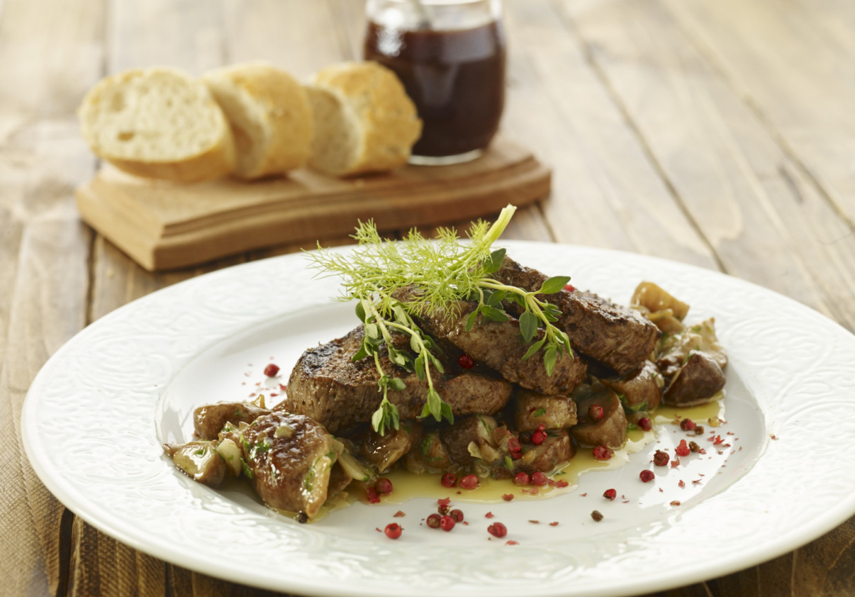 Polędwica wołowa marynowana w teksańskim sosie bbq  podana z borowikami z masłem cytrynowym i ziołowym foto
