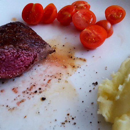 Krok 6 - Polędwica wołowa na ostro z purée z selera i pomidorami foto