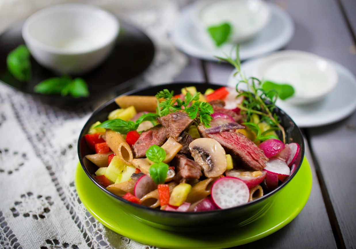 Polędwica wołowa na sałatce z makaronu razowego foto