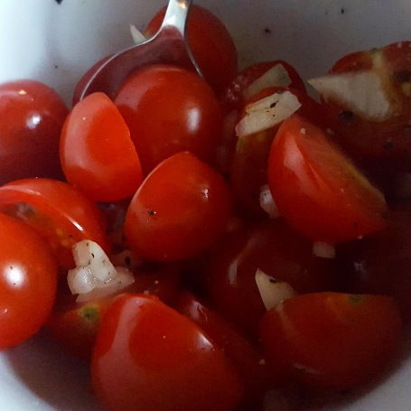Krok 3 - Polędwica z dorsza atlantyckiego w panierce z fasolką i pomidorami foto