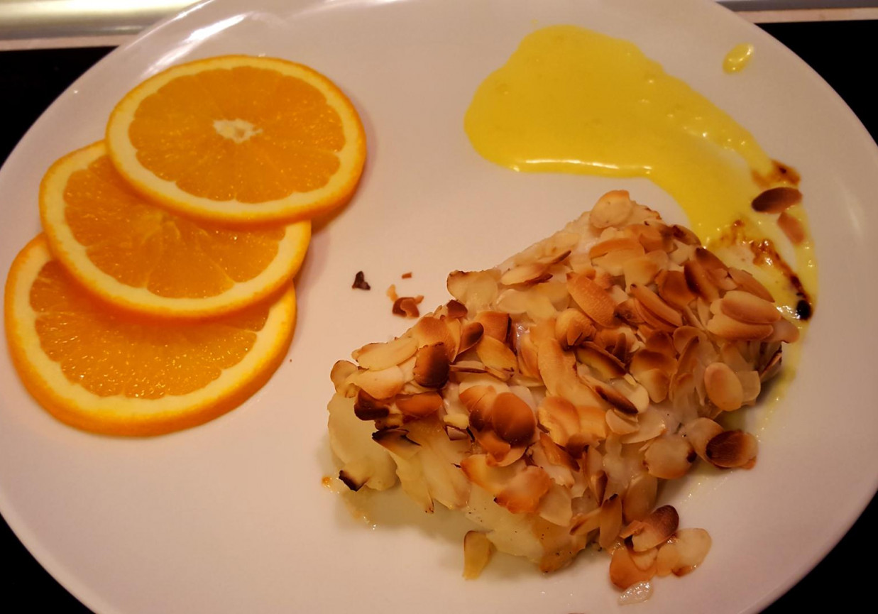Polędwica z dorsza z prażonymi migdałami z sosem pomarańczowym foto