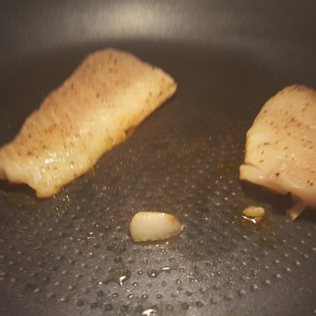 Krok 5 - Polędwica z dorsza z salsą pomidorową i szynką parmeńską foto